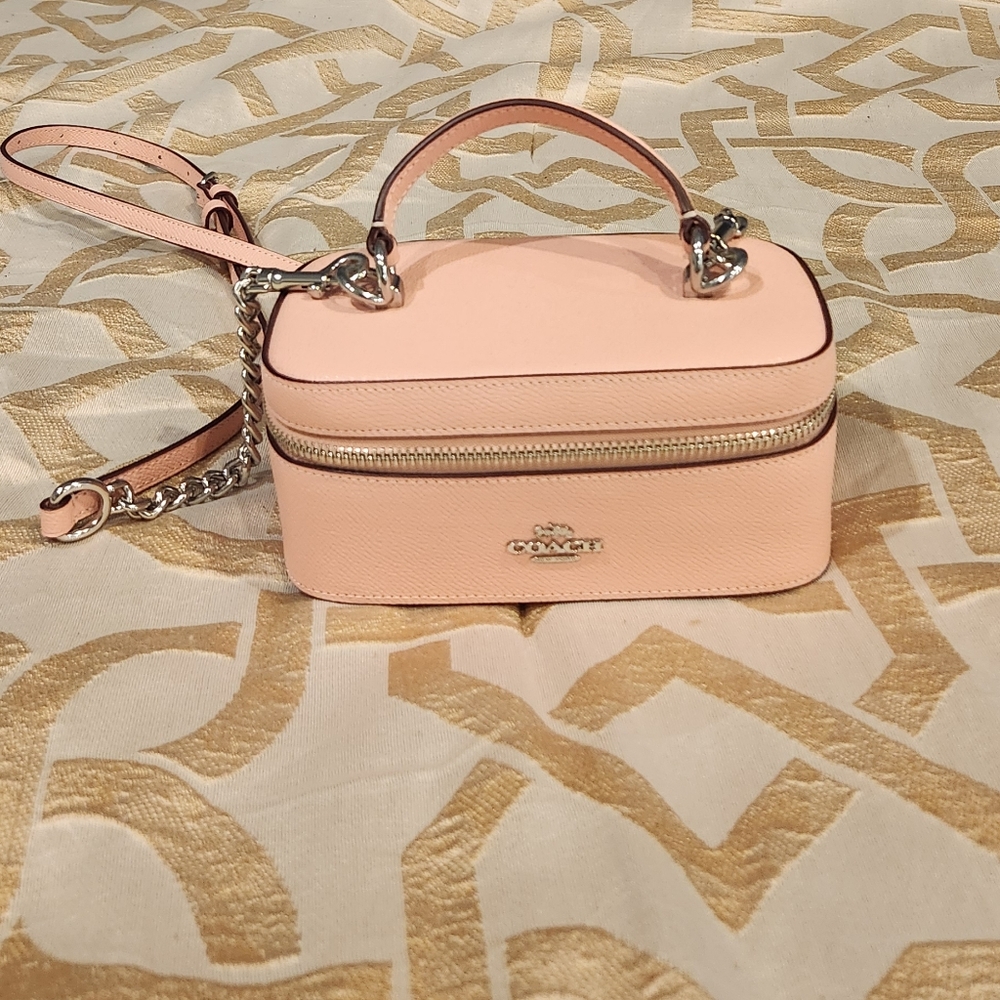 Coach Pink Crossbody Bag with Gold Accents and Structured Design - Picture 2 of 7